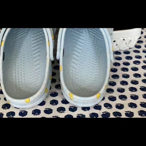 Crocs Light Blue with Daisies Size 7 - Picture 4 of 4